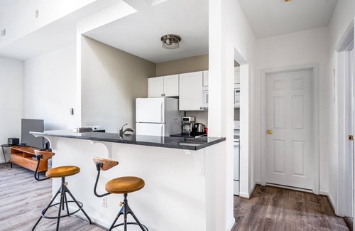 Adams Morgan Apartamento | Sleek, Dupont Circle 2BR nr. U Street, Metro & Glen’s Mkt, by Blueground