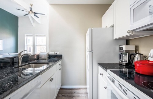Adams Morgan Apartamento | Sleek, Dupont Circle 2BR nr. U Street, Metro & Glen’s Mkt, by Blueground