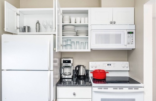 Adams Morgan Apartamento | Sleek, Dupont Circle 2BR nr. U Street, Metro & Glen’s Mkt, by Blueground