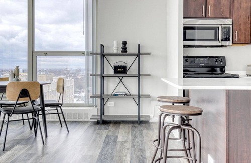 Edgewater Beach Apartamento | Sleek Edgewater 1BR w/ Gym, Deck & Lounge, 5 blocks to L, by Blueground