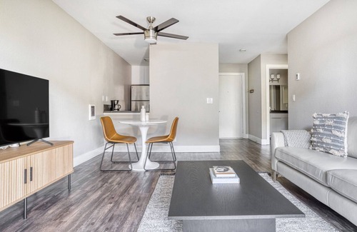 Foster City Apartamento | Sleek Foster City 1BR w/ Gym & W/D, walk to Visa & Paypal, by Blueground