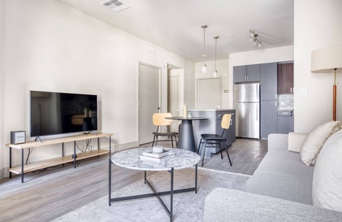 Fremont Apartamento | Sleek Fremont 1BR w/ Roof Deck, Pool & Spa, near TJ & WF, by Blueground