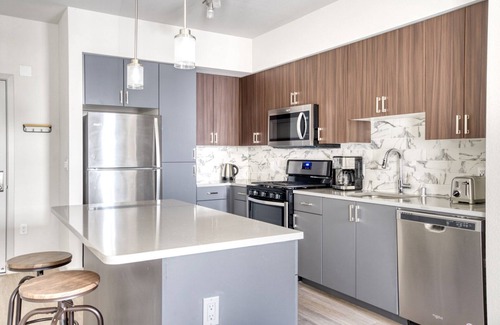 Fremont Apartamento | Sleek Fremont 1BR w/ Roof Deck, Pool & Spa, near TJ & WF, by Blueground