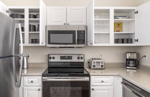Central District Apartamento | Sleek Fremont 2BR w/ W/D, Pool, Gym, Parking, walk to BART, by Blueground