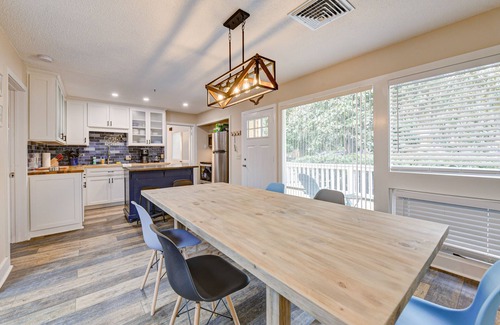 St. Simons Island Condominio | Sleek golf-front condo with a washer/dryer, deck, & central AC - dog friendly