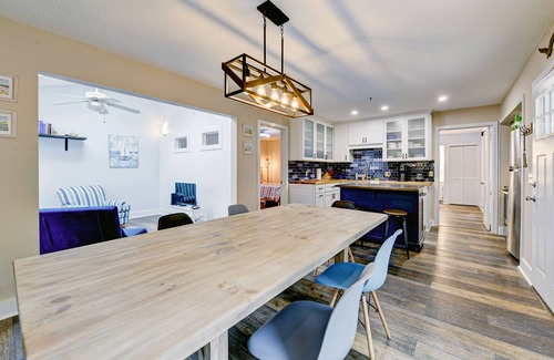 St. Simons Island Condominio | Sleek golf-front condo with a washer/dryer, deck, & central AC - dog friendly