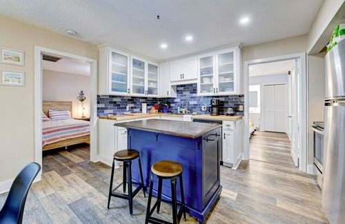 St. Simons Island Condominio | Sleek golf-front condo with a washer/dryer, deck, & central AC - dog friendly