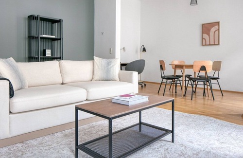 Hernals Apartamento | Sleek Hernals 1BR w/ Elevator, near Lidlpark & S-Bahn, by Blueground