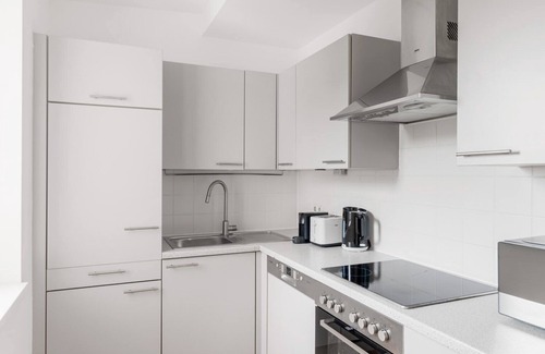 Hietzing Apartamento | Sleek Hietzing 2BR w/ Community Garden & Private Terrace, by Blueground