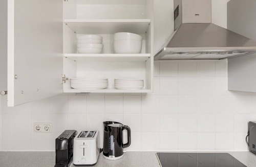 Hietzing Apartamento | Sleek Hietzing 2BR w/ Community Garden & Private Terrace, by Blueground