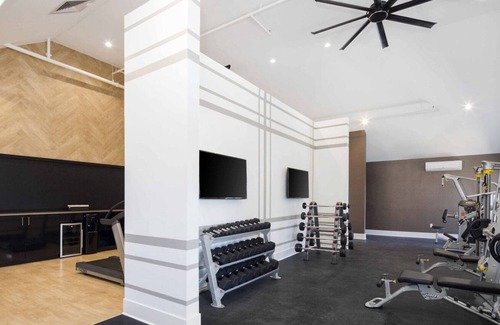 West Highland Apartamento | Sleek Highland 1BR w/ Roof, Gym & W/D, near Highland Park, by Blueground