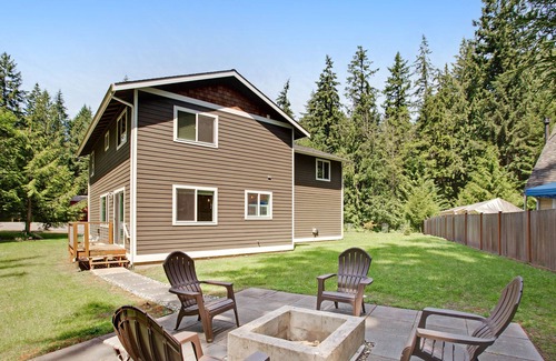 Clinton Casa | Sleek home with park-like property, free WiFi, gas grill & ideal location