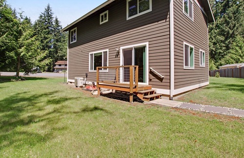 Clinton Casa | Sleek home with park-like property, free WiFi, gas grill & ideal location