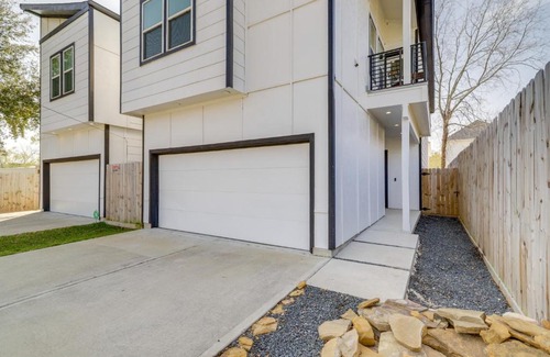 Garden Oaks Casa | Sleek Home with Screened Patio and Yard in Houston!