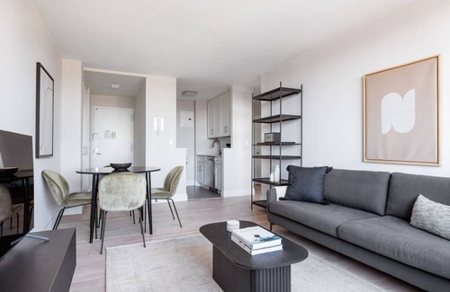 Rose Hill Apartamento | Sleek Kips Bay 1BR w/ W/D, Gym & Pool, nr Gramercy Theatre, by Blueground