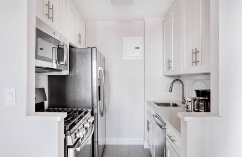 Rose Hill Apartamento | Sleek Kips Bay 1BR w/ W/D, Gym & Pool, nr Gramercy Theatre, by Blueground