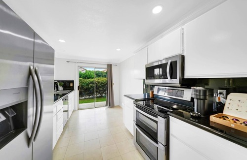 Monarch Beach Condominio | Sleek & Modern! Ocean Views! Walk to Beach! Pool & Patio! STR23-0052
