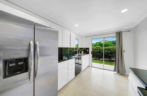 Monarch Beach Condominio | Sleek & Modern! Ocean Views! Walk to Beach! Pool & Patio! STR23-0052