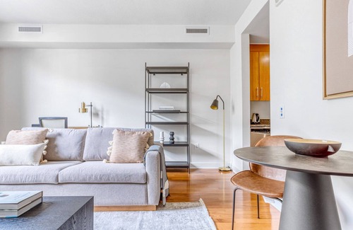 Mount Vernon Triangle Apartamento | Sleek Mount Vernon 1BR w/ Gym, W/D & Pool, near Chinatown, by Blueground