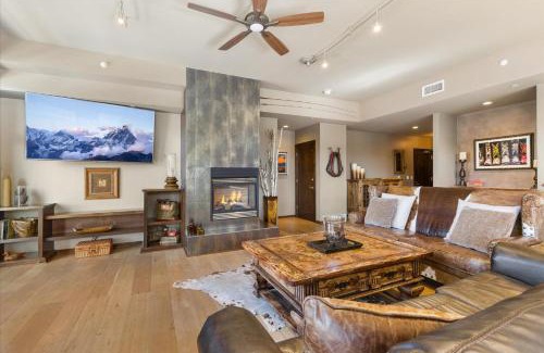 Downtown Steamboat Springs Casa | Sleek Mountain Retreat - Downtown - Summer AC