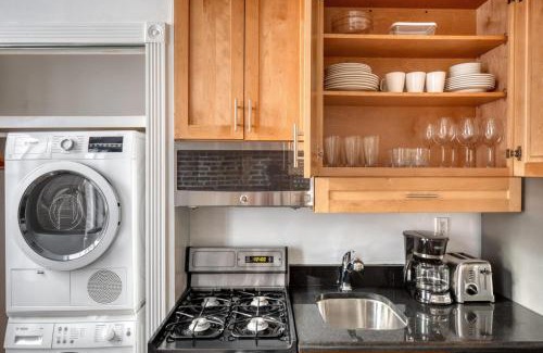 Nolita Apartamento | Sleek Nolita 1BR w wd nr Soho NYC-891