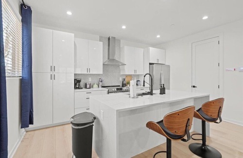 North Charlotte Apartamento | Sleek Private Room in Charlotte near Wells Fargo