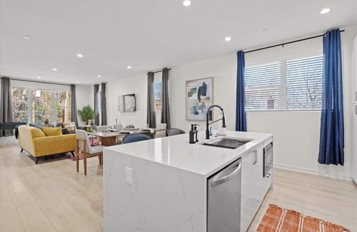 North Charlotte Apartamento | Sleek Private Room in Charlotte near Wells Fargo