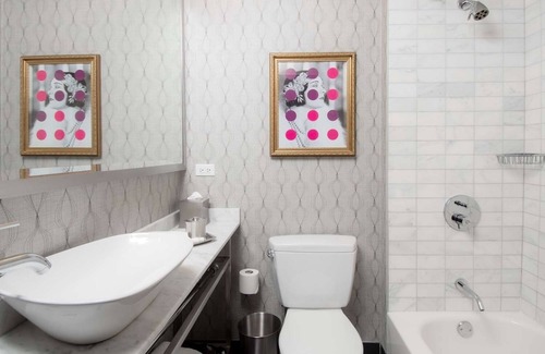 Downtown Chicago Hotel | Sleek Retreat, Unforgettable Experience, 2 Stylish Units Near Willis Tower!