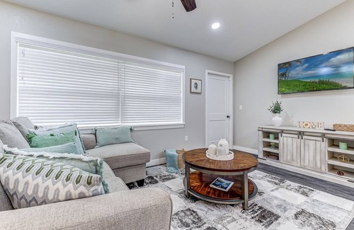 Sebring Casa | Sleek Serenity + Enclosed Porch in Sebring