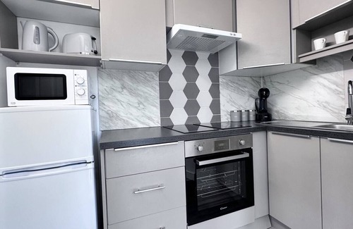 Pentre Apartamento | Sleek Skyward Serenity 2bed w/ Pool Table - Ystrad