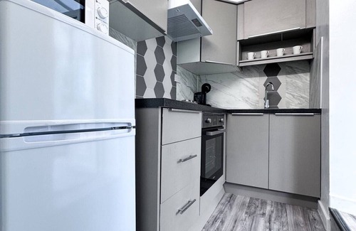 Pentre Apartamento | Sleek Skyward Serenity 2bed w/ Pool Table - Ystrad