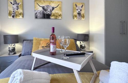 Pentre Apartamento | Sleek Skyward Serenity 2bed W Pool Table - Ystrad