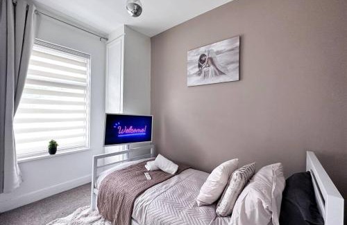 Pentre Apartamento | Sleek Skyward Serenity 2bed W Pool Table - Ystrad