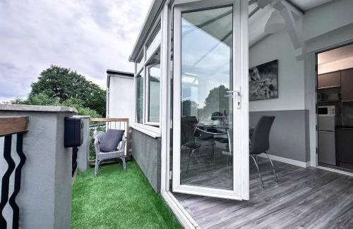 Pentre Apartamento | Sleek Skyward Serenity 2bed W Pool Table - Ystrad