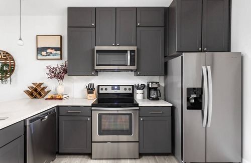 Meridian-Kessler Apartamento | Sleek Studio Unit Near Broad Ripple by Cozysuites