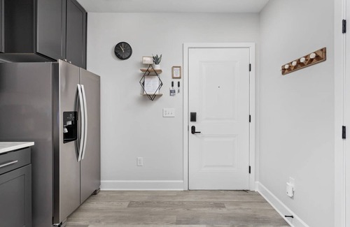 Meridian-Kessler Apartamento | Sleek Studio Unit Near Broad Ripple by Cozysuites