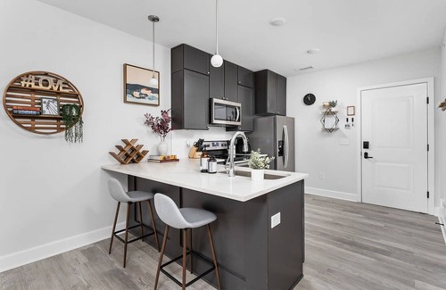 Meridian-Kessler Apartamento | Sleek Studio Unit Near Broad Ripple by Cozysuites