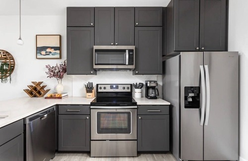 Meridian-Kessler Apartamento | Sleek Studio Unit near Broad Ripple by CozySuites