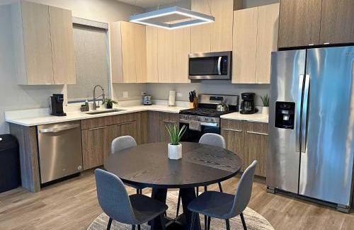 West DePaul Apartamento | Sleek Style 3BR Haven - Free Parking - Ashland 2N