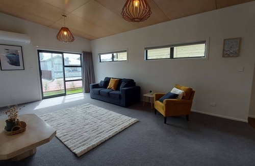 Saint Kilda Casa | Sleek Suite by the Sand (2-bedroom)