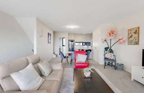 Massey Apartamento | Sleek Utopia Townhouse with Deck and Air-con