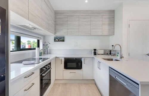 Massey Apartamento | Sleek Utopia Townhouse with Deck and Air-con
