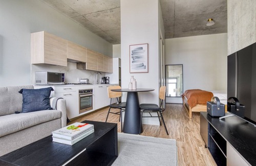 West Loop Gate Apartamento | Sleek West Loop Studio w/ Deck, Pool & Gym, 3 blocks to L, by Blueground