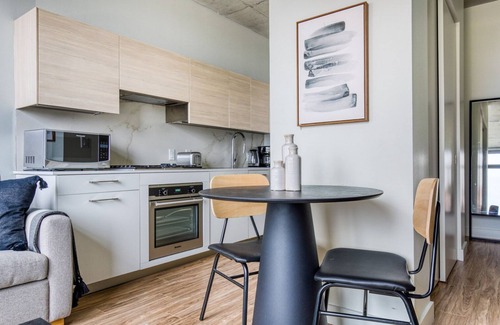 West Loop Gate Apartamento | Sleek West Loop Studio w/ Deck, Pool & Gym, 3 blocks to L, by Blueground