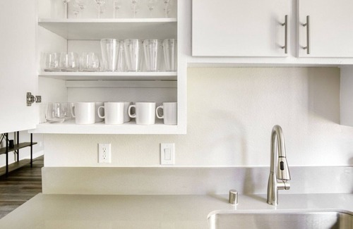 Warner Center Apartamento | Sleek Woodland Hills 2BR w/ Pool & Gym, near Warner Center, by Blueground