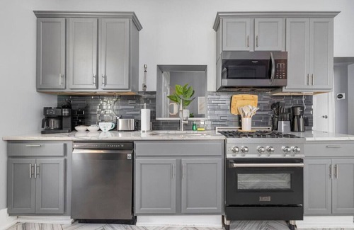 Bristol Casa | Sleep 10 * in this historic home in state streets