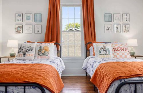 Bristol Casa | Sleep 10 * in this historic home in state streets