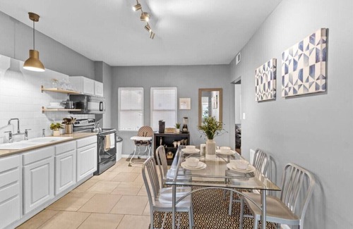 Meridian-Kessler Apartamento | Sleep 5| Pet & Baby| Laundry | Closer to Hospitals