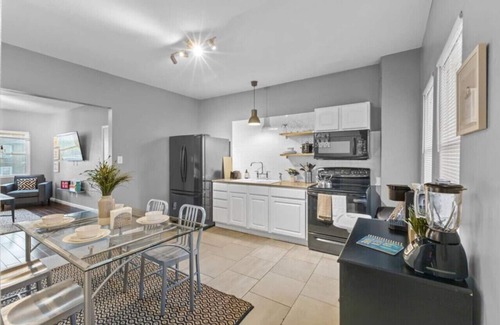 Meridian-Kessler Apartamento | Sleep 5| Pet & Baby| Laundry | Closer to Hospitals
