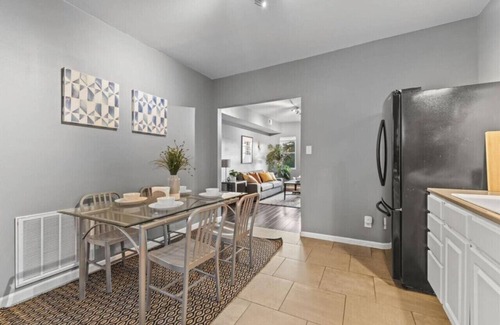 Meridian-Kessler Apartamento | Sleep 5| Pet & Baby| Laundry | Closer to Hospitals